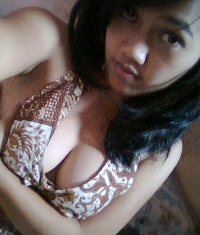 Foto Belahan Dada Cewek Hot Bugil Depan Kamera