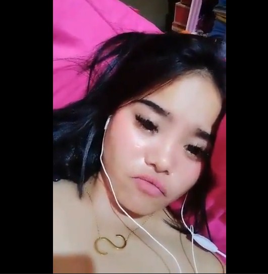 Abg Binal Pamer Meki Pake Earphone Putih